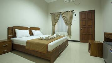 Minibar, tirai kedap cahaya, dan tempat tidur lipat/tambahan