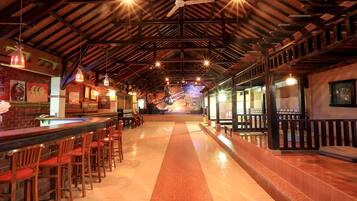 Menyajikan hidangan lokal dan internasional