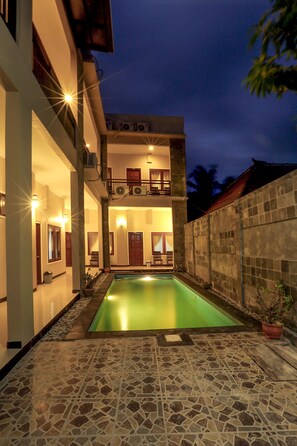 Outdoor pool - Ladiva Shore Hotel (Kuta)