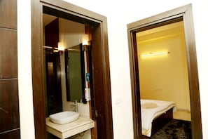 Phòng đôi Superior, 1 giường đôi | Phòng tắm | Buồng tắm vòi sen, đồ dùng nhà tắm miễn phí, chậu vệ sinh/vòi rửa