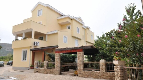 Lunch and dinner served