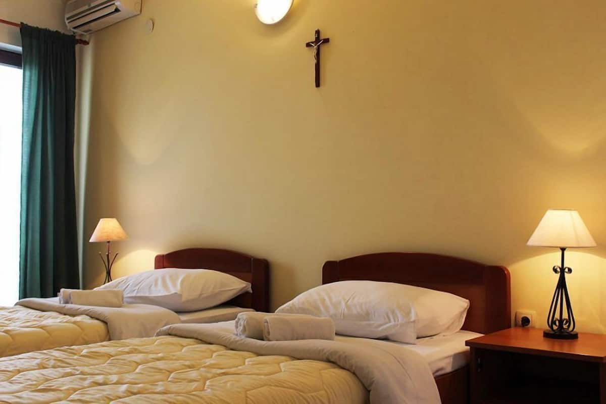 Tabla de planchar con plancha, wifi gratis y ropa de cama