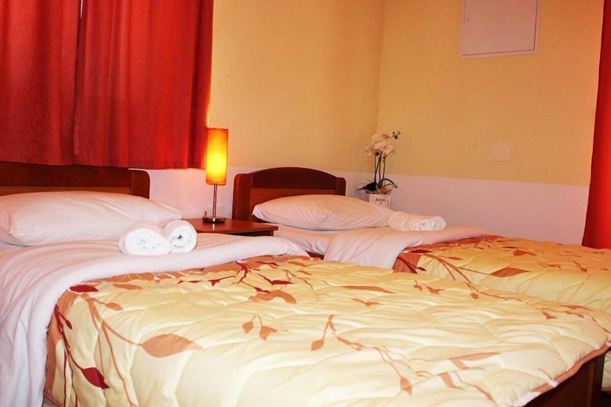 Triple Room, Non Smoking | Iron/ironing board (on request), WiFi (free), bed sheets