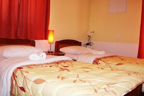 Quarto triplo, para não fumantes | Ferros/tábuas de passar roupa, Wi-Fi de cortesia, roupa de cama