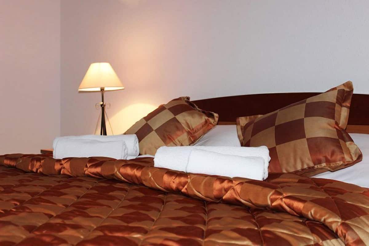Tabla de planchar con plancha, wifi gratis y ropa de cama