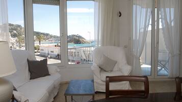 Een smart-tv, boeken, een muziekbibliotheek en een stereo