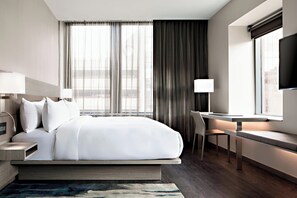 Kamar, 1 Tempat Tidur King, pemandangan kota (Mobility Accessible, Roll-In Shower) | Brankas, meja kerja, setrika/meja setrika, dan Wi-Fi gratis