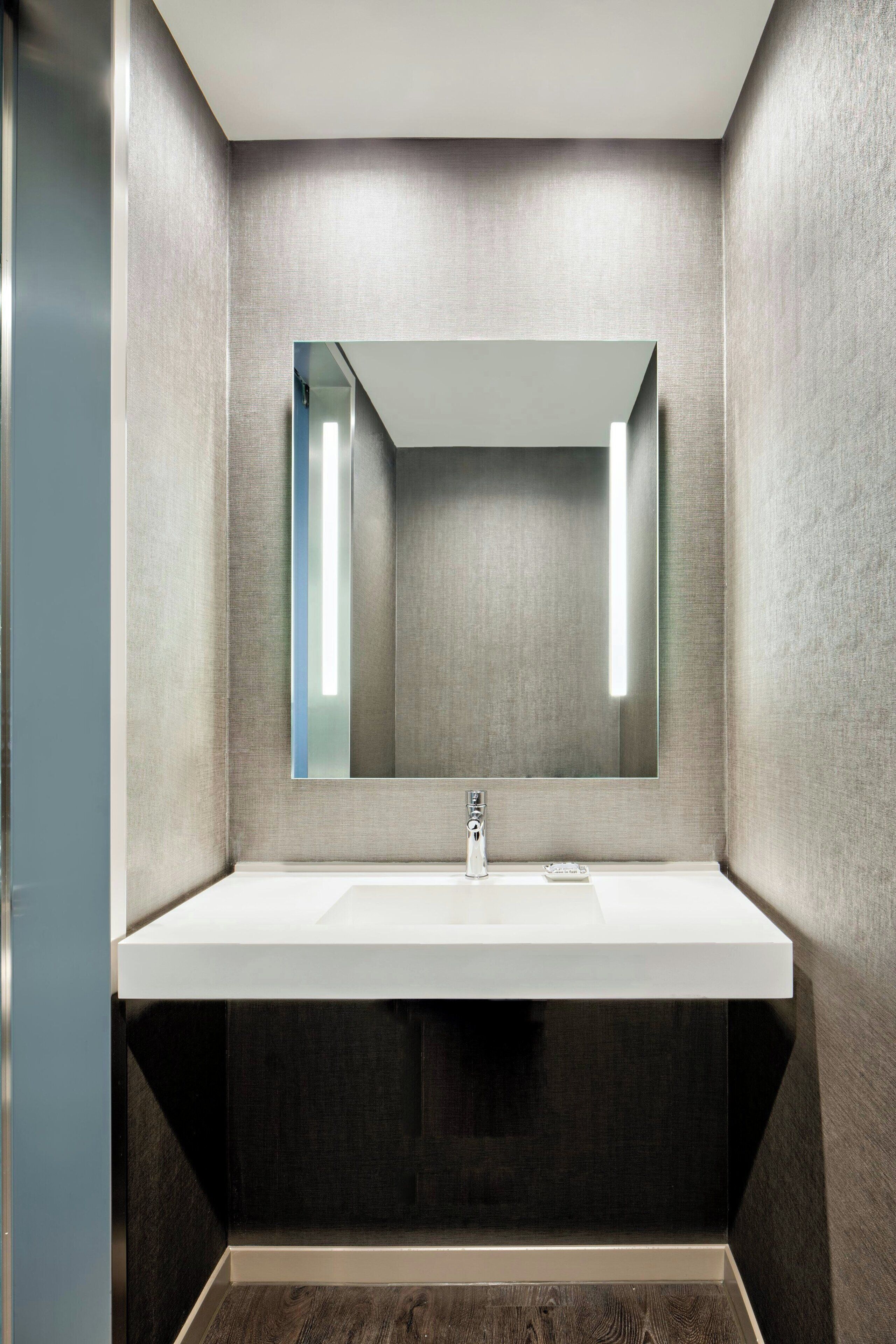 room, 1 king bed, city view, corner | bathroom | rainfall showerhead, free toiletries, hair dryer, towels