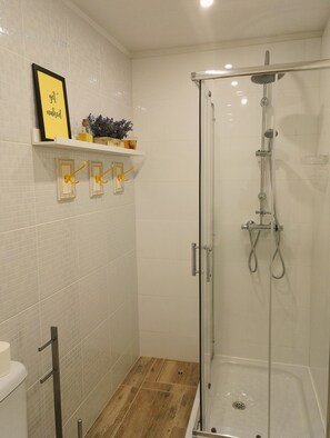 Douche, articles de toilette gratuits, sĂšche-cheveux, bidet
