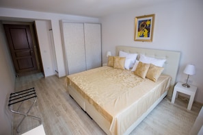 In-room safe, individually furnished, desk, blackout curtains - Heartland City Hotel (Tuzla)