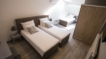 Habitación triple familiar, 3 camas individuales | Caja de seguridad en la habitación, muebles diferentes y escritorio