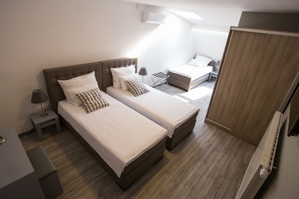 Kamar Triple Keluarga, 3 Tempat Tidur Twin | Brankas, meja kerja, tirai kedap cahaya, dan kedap suara