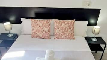 Economy tweepersoonskamer, privébadkamer | 1 slaapkamer, een bureau, verduisterende gordijnen