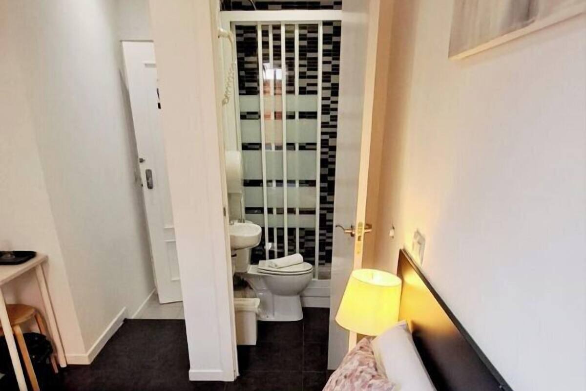 Habitación Confort doble, baño privado | 1 dormitorio, escritorio, cortinas opacas
