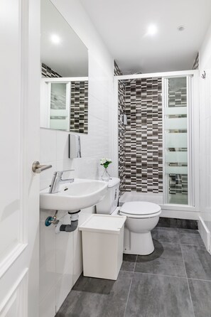 Dusj, toalettartikler (inkludert) og hårføner