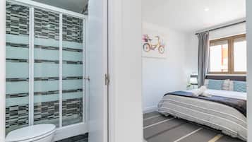 Economy dubbelrum - privat badrum | 1 sovrum, skrivbord, mörkläggningsgardiner och strykjärn/strykbräda