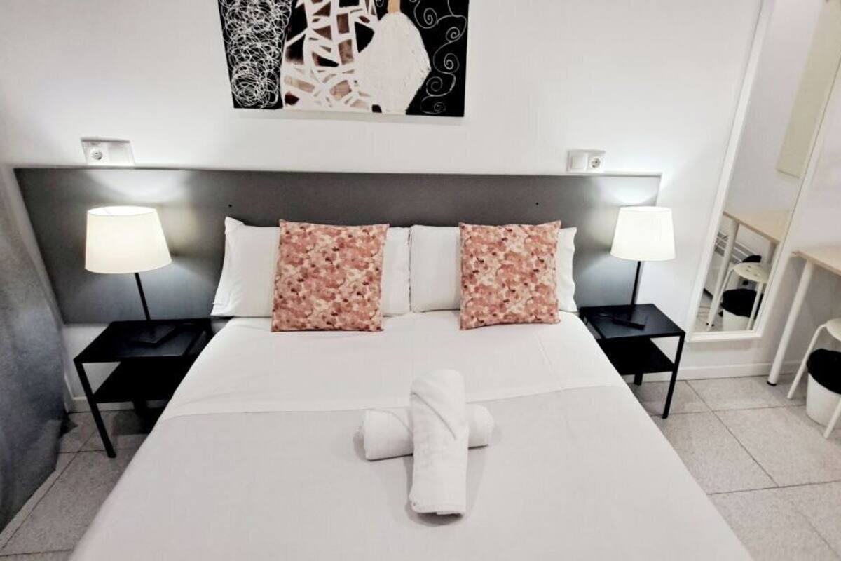 1 dormitorio, escritorio, cortinas opacas