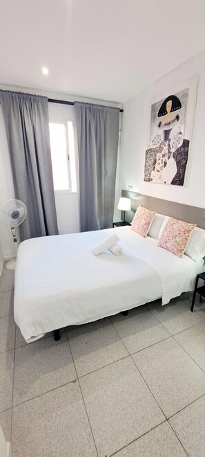 1 bedroom, desk, blackout curtains, iron/ironing board - AYZ Sierra de Meira - Auto check-in property (Madrid)