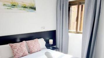 Habitación Confort doble, baño compartido | 1 dormitorio, escritorio, cortinas opacas