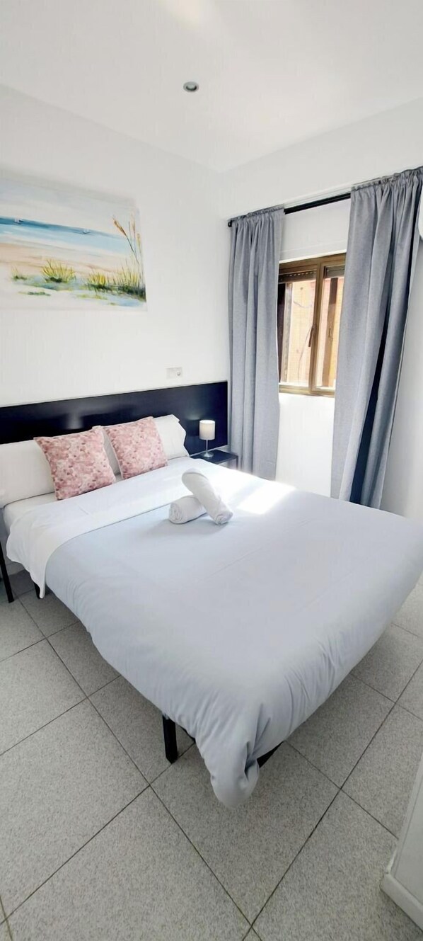 Comfort Double Room, Shared Bathroom | 1 bedroom, desk, blackout drapes, iron/ironing board - AYZ Sierra de Meira - Auto check-in property (Madrid)