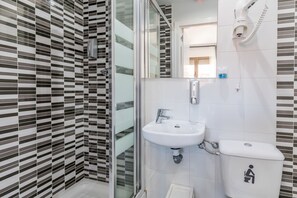 Economy Double Room, Private Bathroom | Bathroom | Shower, free toiletries, hair dryer - AYZ Sierra de Meira - Auto check-in property (Madrid)