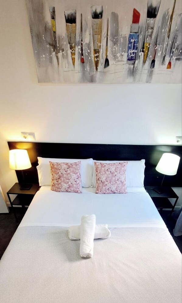 1 chambre, bureau, rideaux occultants, fer et planche à repasser