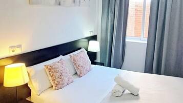 Habitación Confort doble, baño privado | 1 dormitorio, escritorio, cortinas opacas