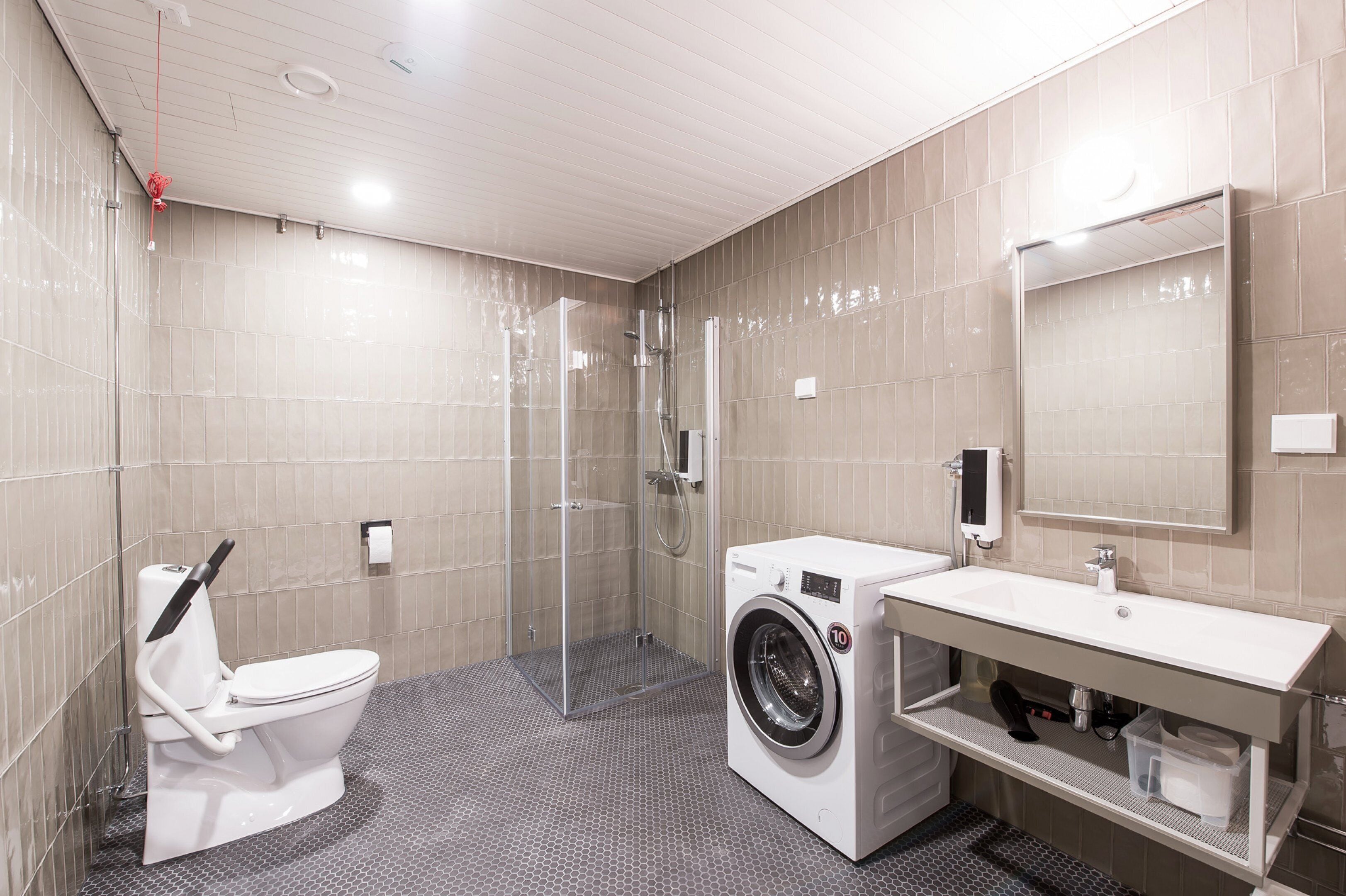 Appartamento Basic | Bagno | Doccia, asciugacapelli, asciugamani, sapone