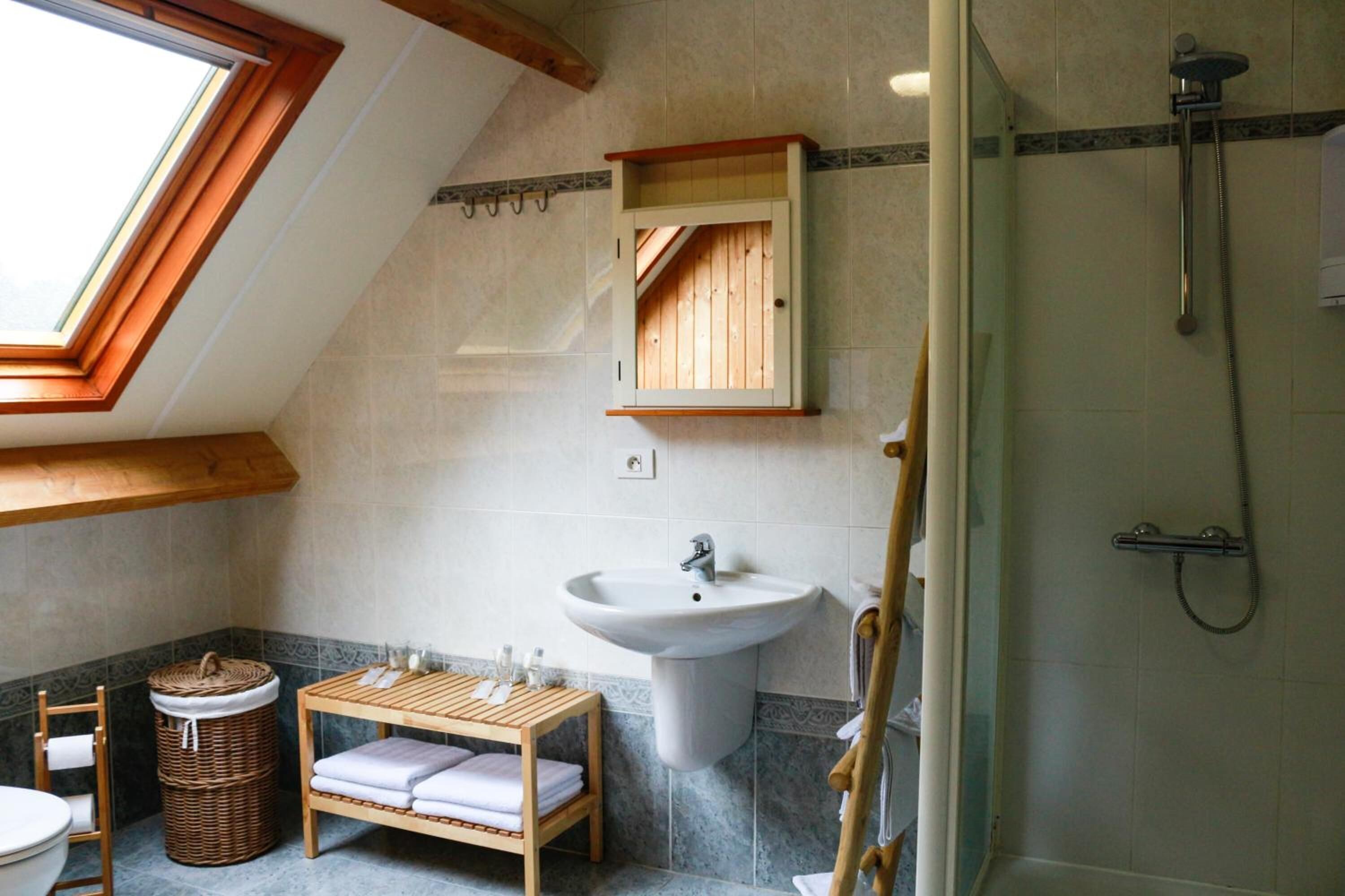 Een douche, een regendouche, gratis toiletartikelen, pantoffels