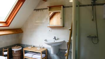 Een douche, een regendouche, gratis toiletartikelen, pantoffels