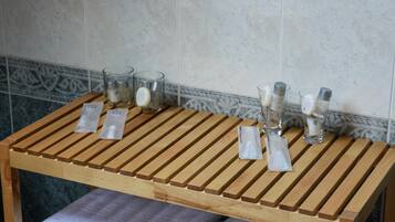 Shower, rainfall showerhead, free toiletries, slippers