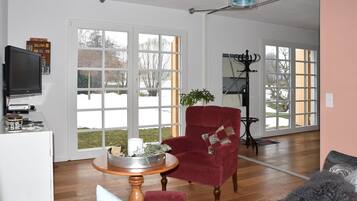 Fernseher, Kinderspielzeug, Bücher