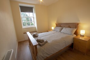 2 bedrooms, Egyptian cotton sheets, premium bedding, iron/ironing board - Cadell House Apt - Royal Mile (Edinburgh)