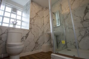 Family Apartment, Garden View | Bathroom - Cadell House Apt - Royal Mile (Edinburgh)