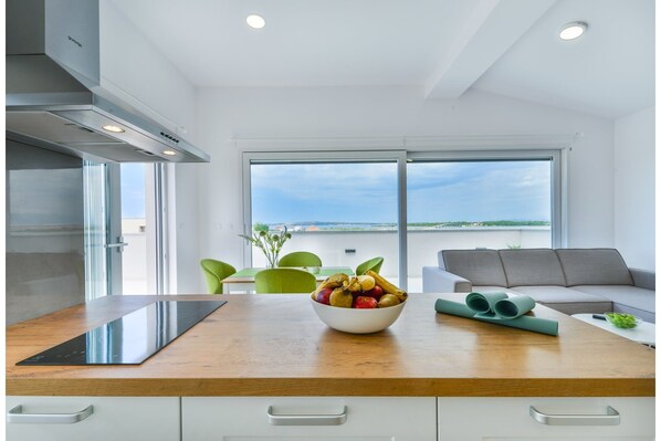 Großer Kühlschrank, Herdplatte, Kochgeschirr/Geschirr/Besteck