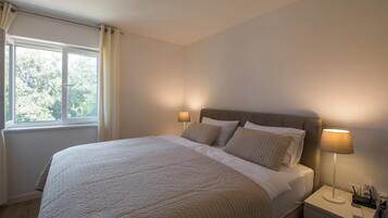 3 bedrooms, soundproofing, iron/ironing board, WiFi (free)