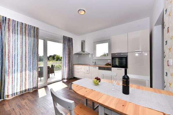 Full-sized fridge, microwave, dishwasher, cookware/dishes/utensils