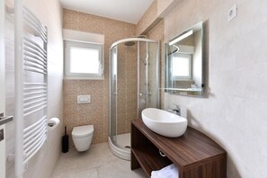 Bathroom - Crowonder Harbor Vila West Apartment (Bibinje)
