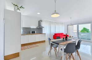 Kjøleskap, mikrobølgeovn, kokeplater og oppvaskmaskin