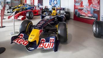 Une exposition de voitures de course présentant plusieurs modèles dans un espace d’exposition.