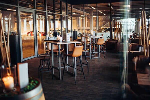 2 bars/lounges