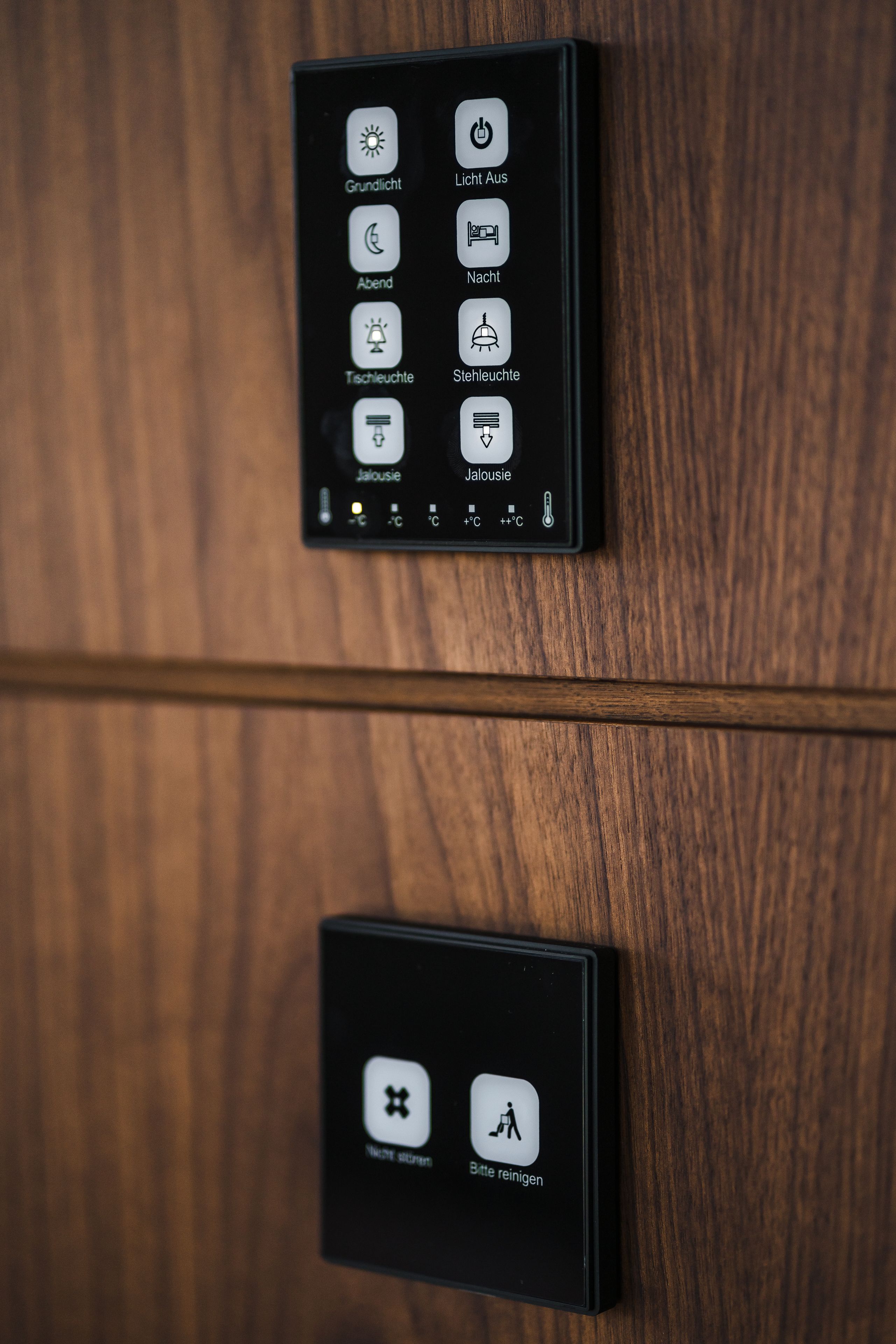 Panel de control con diversas configuraciones, como luz, temperatura y opciones de limpieza.