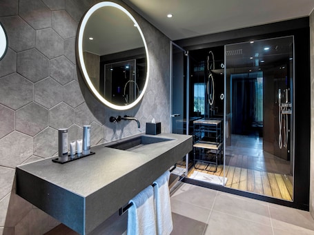 Chambre Double Confort, 1 très grand lit, non-fumeurs | Salle de bain | Douche, douche à « effet pluie », articles de toilette de luxe. Hotel Meilenstein
