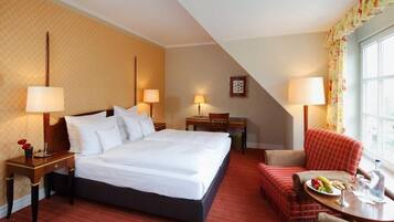 Superior Double Room | Minibar, in-room safe, desk, blackout drapes