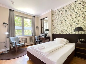 Minibar, in-room safe, desk, blackout curtains - Romantik Hotel Kieler Kaufmann (Kiel)