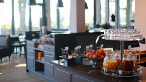 Un buffet de petit-déjeuner proposant une variété de fruits et de boissons.