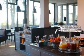 Tägliches Frühstücksbuffet (22 EUR pro Person)
