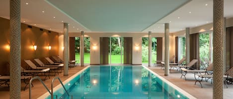 Piscina interna, espreguiçadeiras