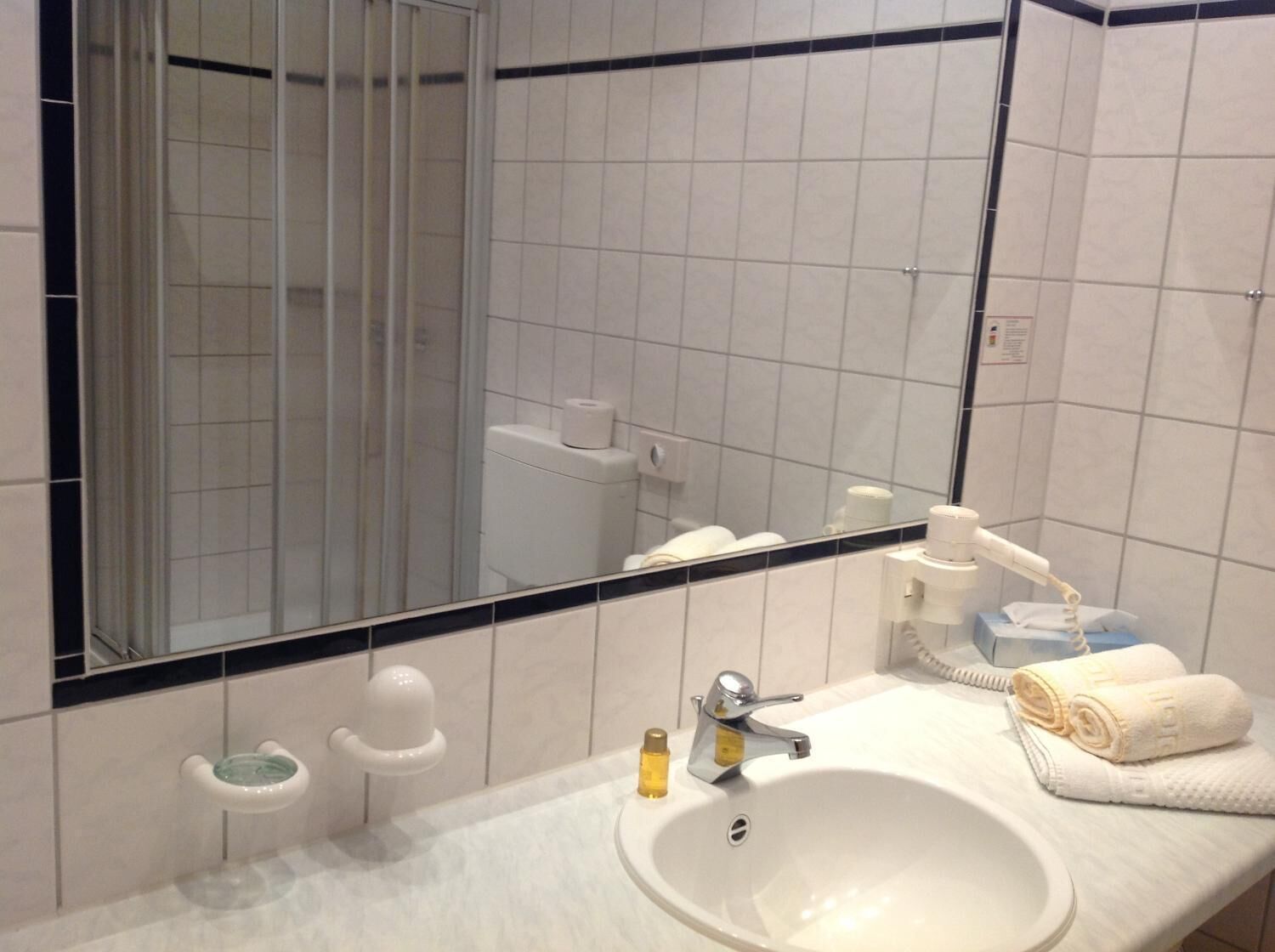 shower, free toiletries, hair dryer, towels