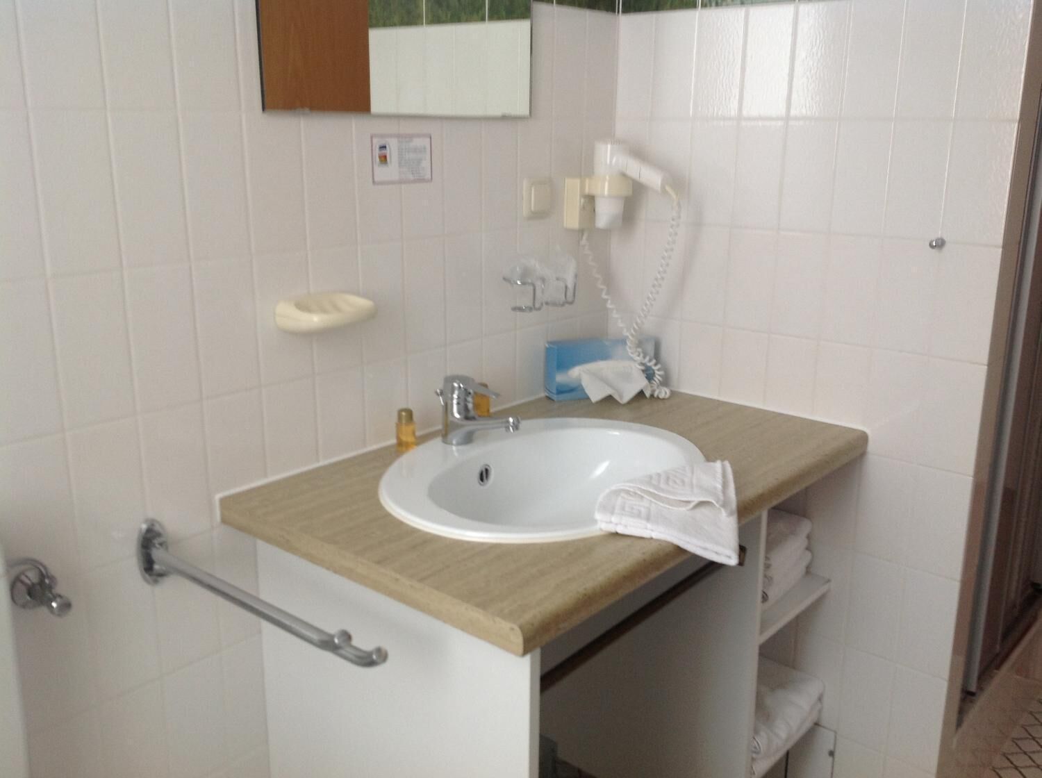 shower, free toiletries, hair dryer, towels